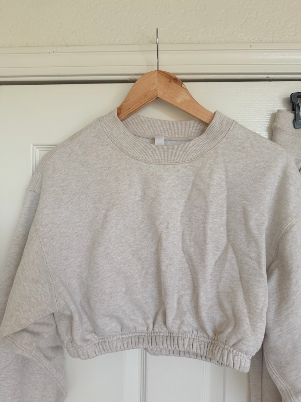 ALO Yoga Neutral Cream Pants and Pullover Sweater Set Cropped Set Size S - Picture 2 of 7